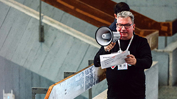 Stefan Kausch mit Megaphon Stefan Kausch mit Megaphon