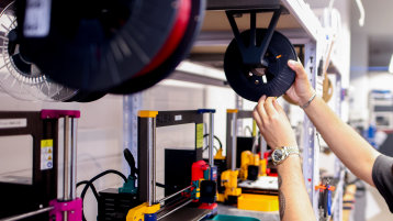 Mann vor Regal mit 3D-Druckern (Image: TH Köln, Thilo Schmülgen)