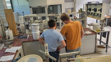 Studierende beim Erkunden im Labor für Geotechnik und Tunnelbau Studierende beim Erkunden im Labor für Geotechnik und Tunnelbau