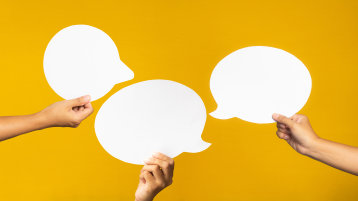 Drei Hände mit drei Sprechblasen vor gelbem Hintergrund (Bild: Adobe Stock) Drei Hände mit drei Sprechblasen vor gelbem Hintergrund (Bild: Adobe Stock)