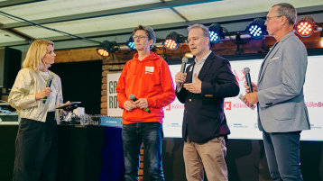 Gastgeber auf der Bühne (Bild: fastforward fotografie)