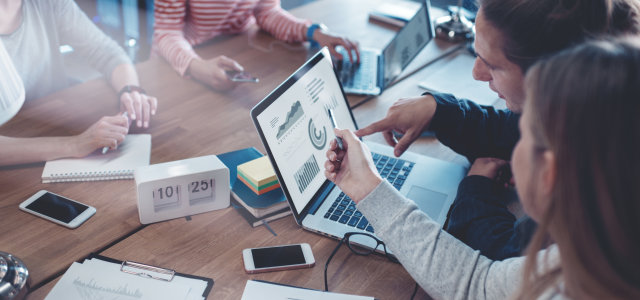 Meeting mit vier Personen und Datenauswertungen (Bild:littlehenrabi/iStock)