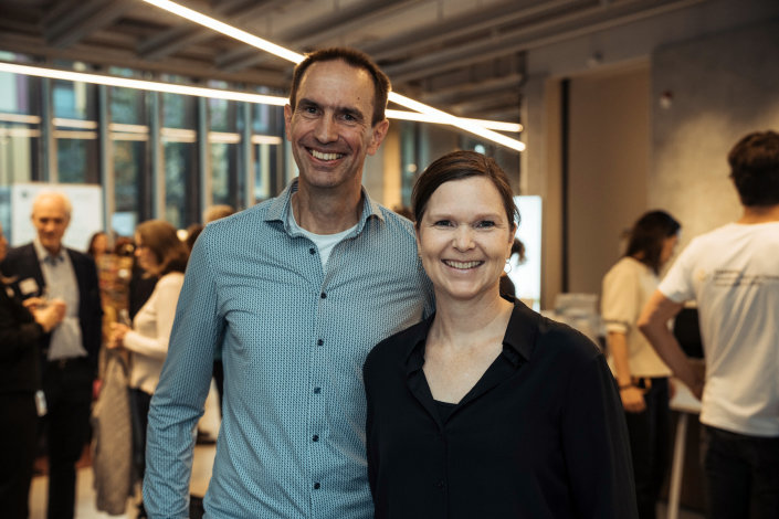 Portrait eines Mannes und einer Frau in einem belebten Foyer