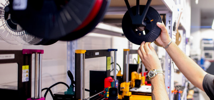 Mann vor Regal mit 3D-Druckern (Bild: TH Köln, Thilo Schmülgen)