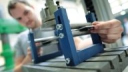 Mitarbeiter am Prüfgerät - Fakultät für Bauingenieurwesen und Umwelttechnik (Bild: Fachhochschule Köln/Thilo Schmülgen) Mitarbeiter am Prüfgerät - Fakultät für Bauingenieurwesen und Umwelttechnik (Bild: Fachhochschule Köln/Thilo Schmülgen)