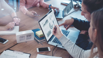 Meeting mit vier Personen und Datenauswertungen (Bild: littlehenrabi/iStock)