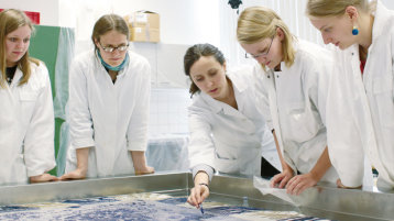 Studentinnen der Restaurierungswissenschaften analysieren historische Textilien  (Image: Thilo Schmülgen/TH Köln)