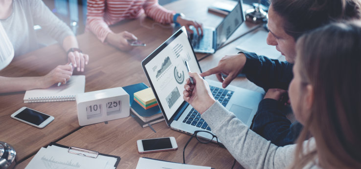 Meeting mit vier Personen und Datenauswertungen (Image: littlehenrabi/iStock)