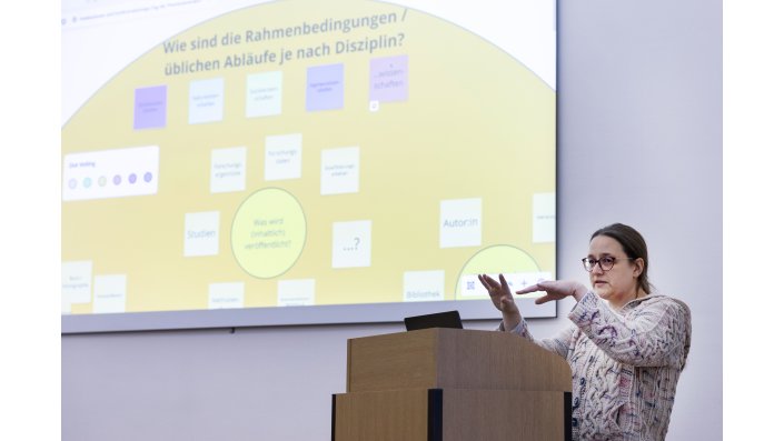 Frau Prof. Dr. Mirjam Blümm bei einem Impulsvortrag zum Thema Publikationen und Konferenzbeiträge, 19. Nachmittag der Promovierenden und Postdocs