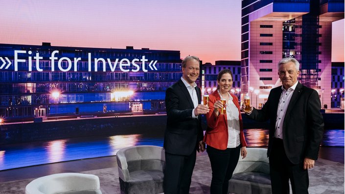 Personen nach dem Interview mit Gläsern