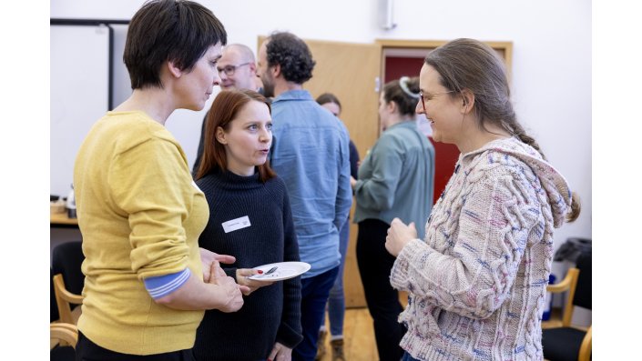 Das Team der Servicestelle Graduiertenzentrum, Lisa-Marie Friede und Dr. Gudrun Löhrer im Austausch mit Prof. Dr. Mirjam Blümm, 19. Nachmittag der Promovierenden und Postdocs