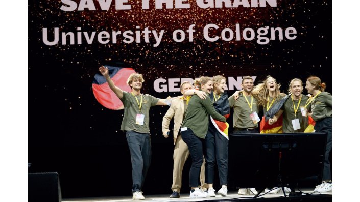 Das Save the Grain Team feiert den Sieg beim Enactus World Cup 2022