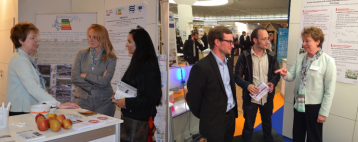 Besucher am Stand von STEPs