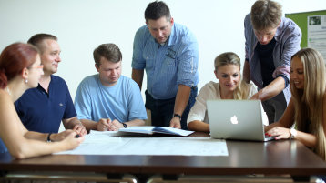 Promovierende diskutieren am Tisch Promovierende diskutieren am Tisch