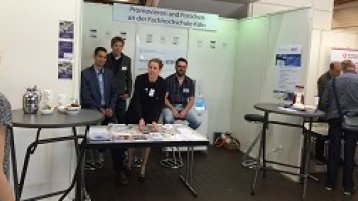 4 Wissenschaftler/innen am Infostand 4 Wissenschaftler/innen am Infostand