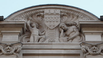 Giebelrelief am Hauptgebäude der TH Köln in der Claudiusstraße