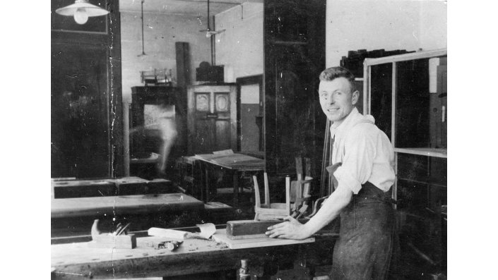 Schreiner Heinrich Barlo in der Werkstatt der Kölner Werkschulen (1933 )
