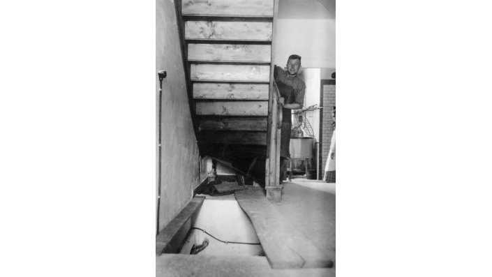 Heinricht Barlo mit seinem Meisterwerk, eine Treppe