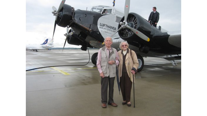 Ekkehard Molling mit seiner Frau vor einer historischen "Tante Ju" (JU 52) 