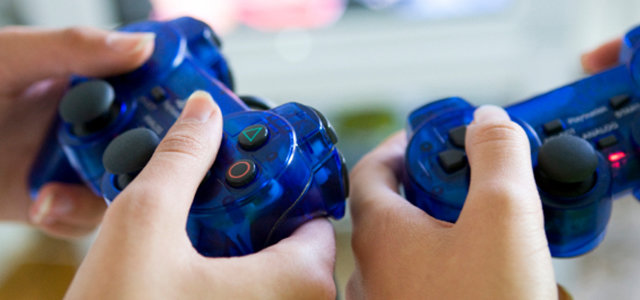 Zwei blaue Controller (Bild:istock)