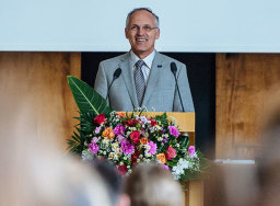 Prof. Dr.-Ing. Christoph Seeßelberg am Rednerpult Prof. Dr.-Ing. Christoph Seeßelberg am Rednerpult