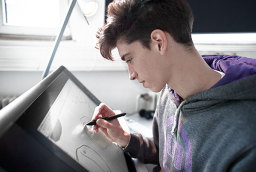 Student zeichnet am Grafiktablett