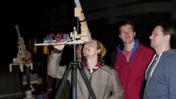Jupitermonde beobachten mit selbsgebautem Teleskop (Bild: Patrick Toussaint) Jupitermonde beobachten mit selbsgebautem Teleskop (Bild: Patrick Toussaint)