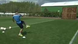 Lukas Podolski schießt auf ein Scheunentor (Bild: sportschau.de) Lukas Podolski schießt auf ein Scheunentor (Bild: sportschau.de)