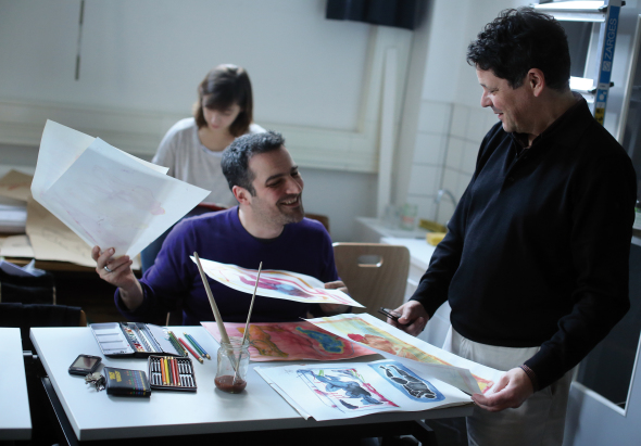 Stam Kouspakeridis (l.) geht mit Seminarleiter Jacky Beumling seine Arbeiten zum AKtmalen mit zwei Farben durch.