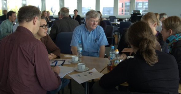 Prof. de Graaff diskutiert mit Teilnehmerinnen und Teilnehmern des Workshops.