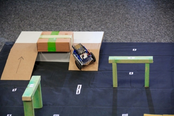 Roboter bahnt sich seinen Weg durch das Labyrinth Roboter bahnt sich seinen Weg durch das Labyrinth
