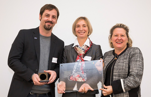 v.l. Timo van Treeck (KomDiM), Prof. Dr. Sylvia Heuchemer (Vizepräsidentin für Lehre und Studium an der FH Köln), Svenja Schulze (NRW-Wissenschaftsministerin) 