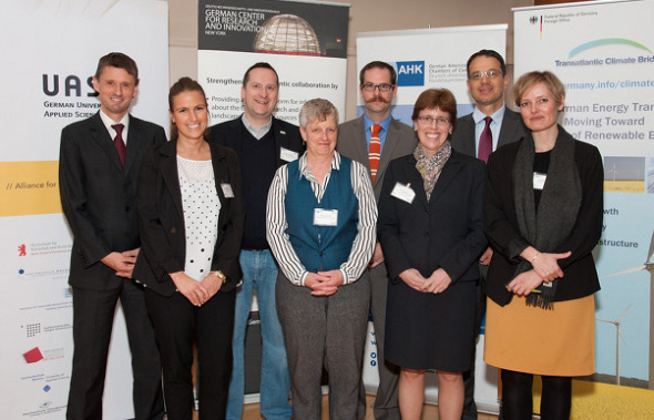 Die Organisatorinnen und Teilnehmer der Podiumsdiskussion Die Organisatorinnen und Teilnehmer der Podiumsdiskussion