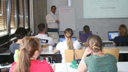 Seminarleiter mit Teilnehmern im Übungsraum (Bild: FH Köln / Antje Haan) Seminarleiter mit Teilnehmern im Übungsraum (Bild: FH Köln / Antje Haan)