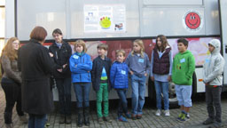 Kinder stehen vor dem Sonnenbus (Bild: FH Köln / Judith Scherer) Kinder stehen vor dem Sonnenbus (Bild: FH Köln / Judith Scherer)