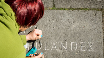 Steinmetz bei der Arbeit (Bild: Heike Fischer/FH Köln)
