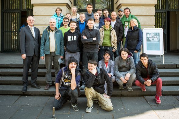 Steinmetzlehrlinge des Berufskollegs Ulrepforte mit dem Präsidenten der Fachhochschule Köln, Prof. Dr. Seeßelberg.