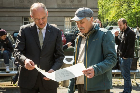 Prof. Dr. Seeßelberg im Gespräch mit Herrn Muth, Berufskolleg Ulrepforte