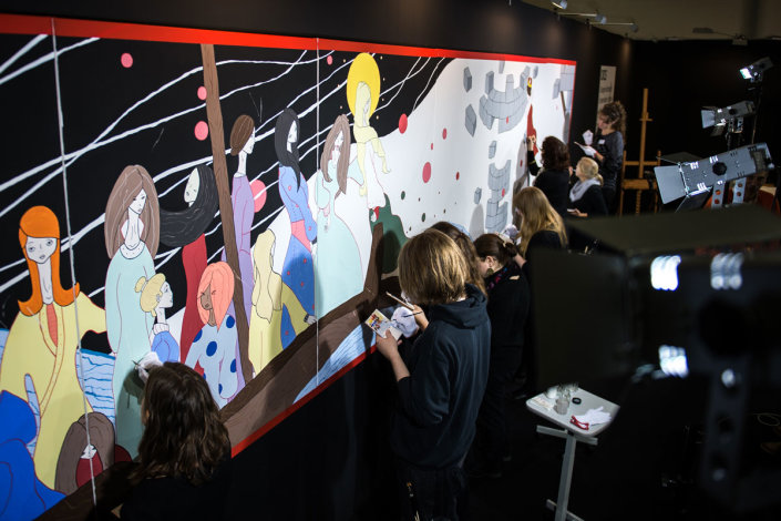 CICS-Studierende zeigen auf der EXPONATEC COLOGNE vom 18. bis 20. November 2015, wie Fehlstellen in einem Gemälde restauriert werden. 
