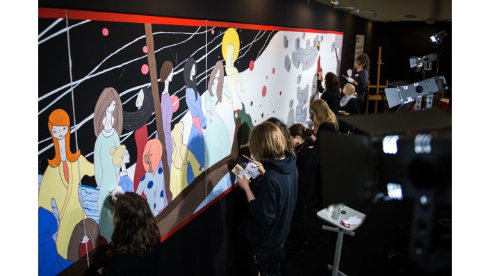 CICS-Studierende zeigen auf der EXPONATEC COLOGNE vom 18. bis 20. November 2015, wie Fehlstellen in einem Gemälde restauriert werden.