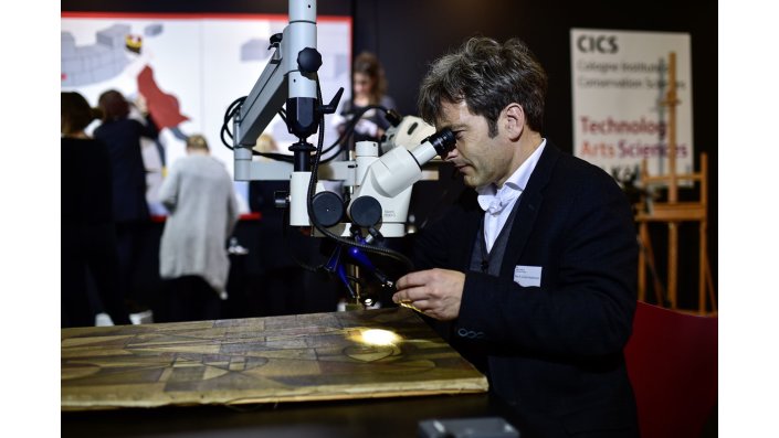Prof. Dr. Gunnar Heydenreich Heydenreich untersucht ein Gemälde, das dem Expressionisten Filla zugeschrieben wird.