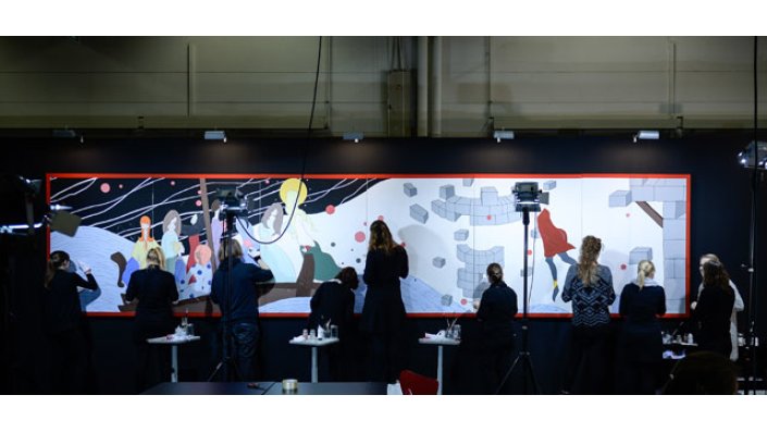 CICS-Studierende zeigen auf der EXPONATEC COLOGNE vom 18. bis 20. November 2015, wie Fehlstellen in einem Gemälde restauriert werden.