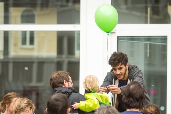 Ein Luftballon wird überreicht