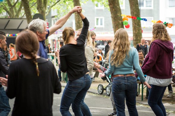 Menschen tanzen auf der Straße