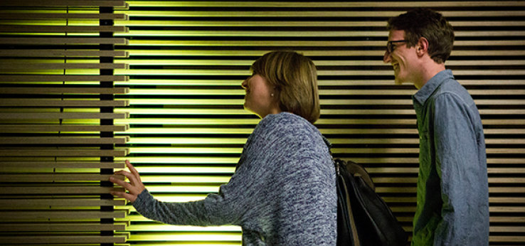 Eine Frau und ein Mann betrachten Details der Bildungswerkstatt. (Bild: Heike Fischer/FH Köln)