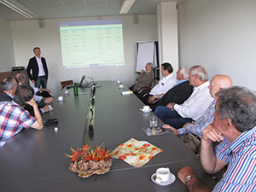 Ein Referent hält einer Gruppe Männer eine Präsentation. Ein Referent hält einer Gruppe Männer eine Präsentation.