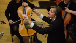 Der Dirigent des Orchesters der TH Köln Andreas Winnen (Bild: Costa Belibasakis/FH Köln)