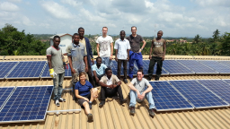 Das deutsch-ghanaische Photovoltaik-Team vor der Solaranlage. (Bild: Thorsten Schneiders)