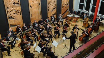 Das Orchester der Fachhochschule Köln in der Aula (Bild: Costa Belibasakis/FH Köln)