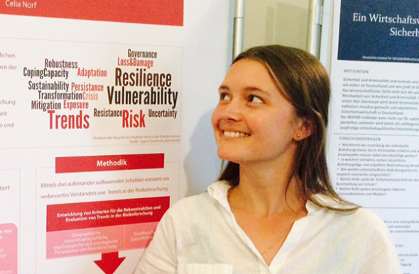 Promovendin Celia Norf vor ihrem Beitrag zum Posterwettbewerb. Promovendin Celia Norf vor ihrem Beitrag zum Posterwettbewerb.
